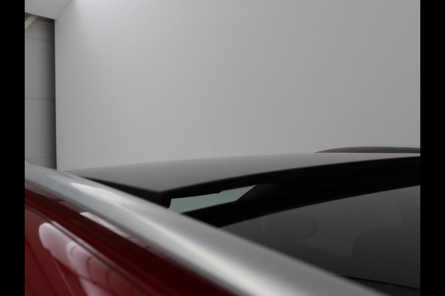 Volkswagen Golf 1.5 eTSI R-Line | Panoramadak | Camera | Keyless | Adaptive cruise | Sfeerverlichting | Carplay | Sportstoelen | Park Assist | Navigatie | Dodehoek detectie | Full LED