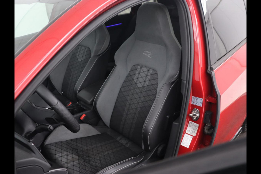 Volkswagen Golf 1.5 eTSI R-Line | Panoramadak | Camera | Keyless | Adaptive cruise | Sfeerverlichting | Carplay | Sportstoelen | Park Assist | Navigatie | Dodehoek detectie | Full LED