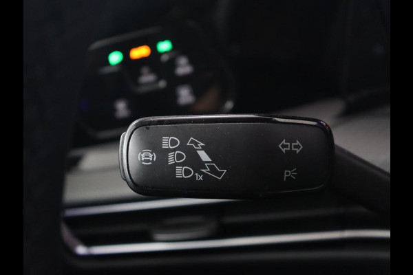 Volkswagen Golf 1.5 eTSI R-Line | Panoramadak | Camera | Keyless | Adaptive cruise | Sfeerverlichting | Carplay | Sportstoelen | Park Assist | Navigatie | Dodehoek detectie | Full LED