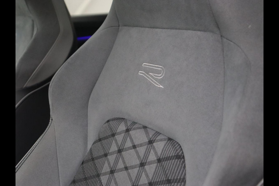 Volkswagen Golf 1.5 eTSI R-Line | Panoramadak | Camera | Keyless | Adaptive cruise | Sfeerverlichting | Carplay | Sportstoelen | Park Assist | Navigatie | Dodehoek detectie | Full LED