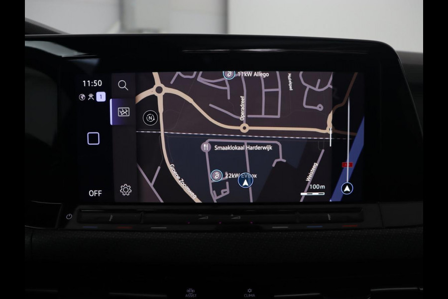 Volkswagen Golf 1.5 eTSI R-Line | Panoramadak | Camera | Keyless | Adaptive cruise | Sfeerverlichting | Carplay | Sportstoelen | Park Assist | Navigatie | Dodehoek detectie | Full LED