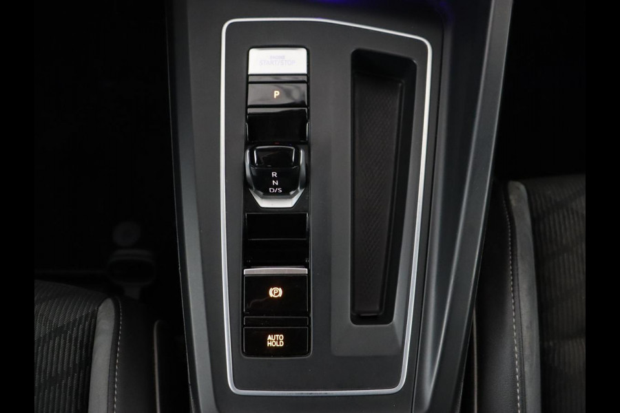 Volkswagen Golf 1.5 eTSI R-Line | Panoramadak | Camera | Keyless | Adaptive cruise | Sfeerverlichting | Carplay | Sportstoelen | Park Assist | Navigatie | Dodehoek detectie | Full LED