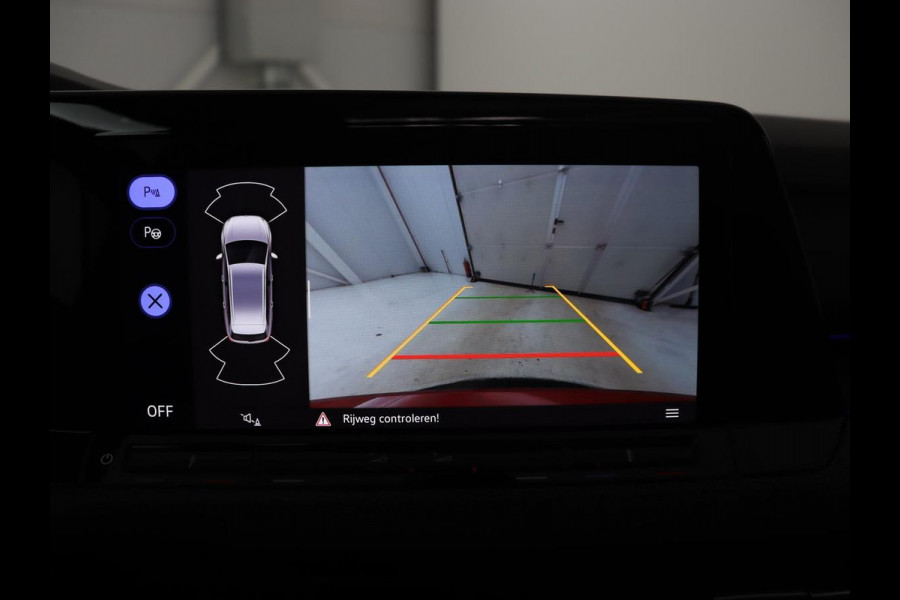 Volkswagen Golf 1.5 eTSI R-Line | Panoramadak | Camera | Keyless | Adaptive cruise | Sfeerverlichting | Carplay | Sportstoelen | Park Assist | Navigatie | Dodehoek detectie | Full LED