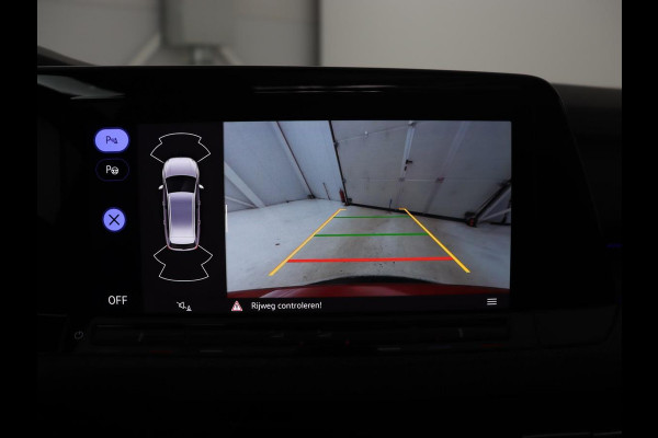 Volkswagen Golf 1.5 eTSI R-Line | Panoramadak | Camera | Keyless | Adaptive cruise | Sfeerverlichting | Carplay | Sportstoelen | Park Assist | Navigatie | Dodehoek detectie | Full LED