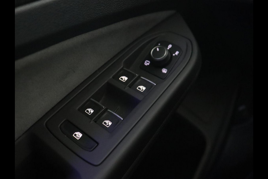 Volkswagen Golf 1.5 eTSI R-Line | Panoramadak | Camera | Keyless | Adaptive cruise | Sfeerverlichting | Carplay | Sportstoelen | Park Assist | Navigatie | Dodehoek detectie | Full LED