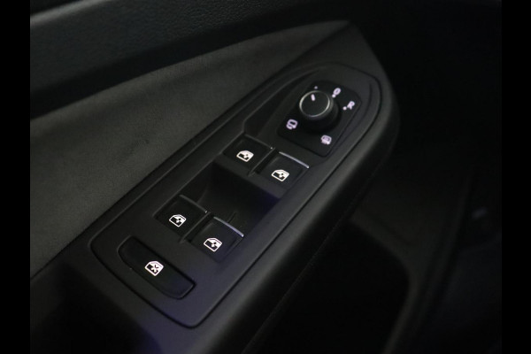 Volkswagen Golf 1.5 eTSI R-Line | Panoramadak | Camera | Keyless | Adaptive cruise | Sfeerverlichting | Carplay | Sportstoelen | Park Assist | Navigatie | Dodehoek detectie | Full LED
