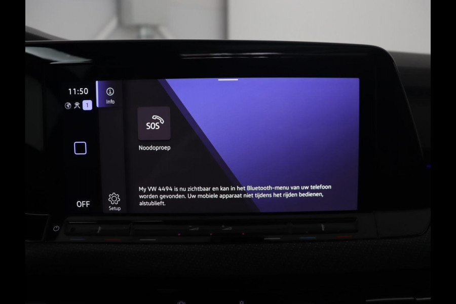 Volkswagen Golf 1.5 eTSI R-Line | Panoramadak | Camera | Keyless | Adaptive cruise | Sfeerverlichting | Carplay | Sportstoelen | Park Assist | Navigatie | Dodehoek detectie | Full LED