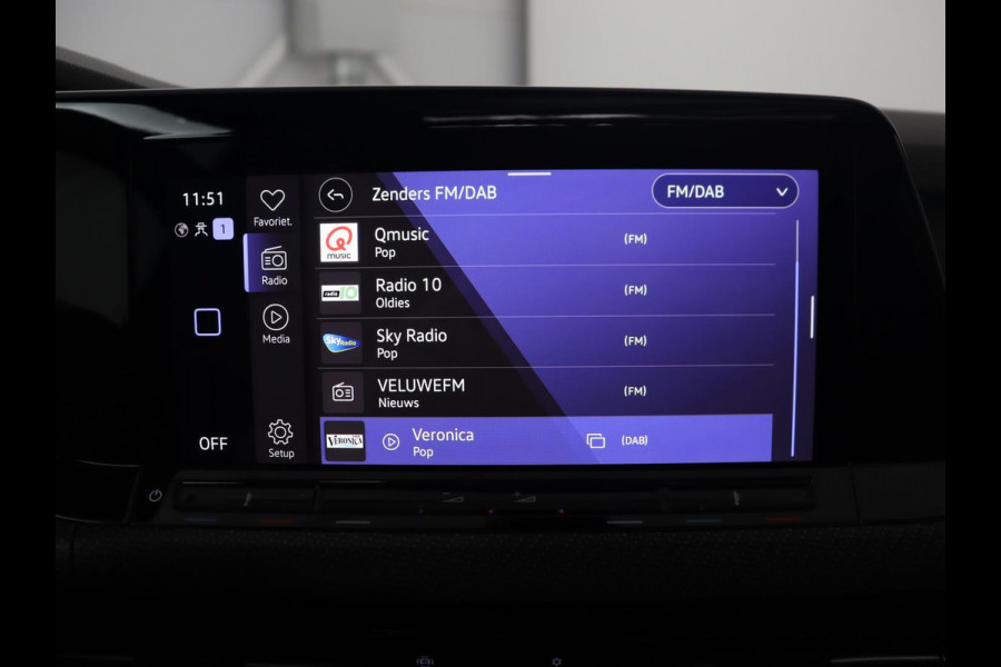 Volkswagen Golf 1.5 eTSI R-Line | Panoramadak | Camera | Keyless | Adaptive cruise | Sfeerverlichting | Carplay | Sportstoelen | Park Assist | Navigatie | Dodehoek detectie | Full LED