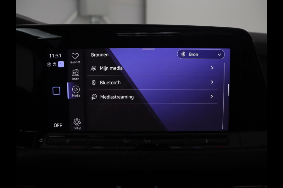 Volkswagen Golf 1.5 eTSI R-Line | Panoramadak | Camera | Keyless | Adaptive cruise | Sfeerverlichting | Carplay | Sportstoelen | Park Assist | Navigatie | Dodehoek detectie | Full LED