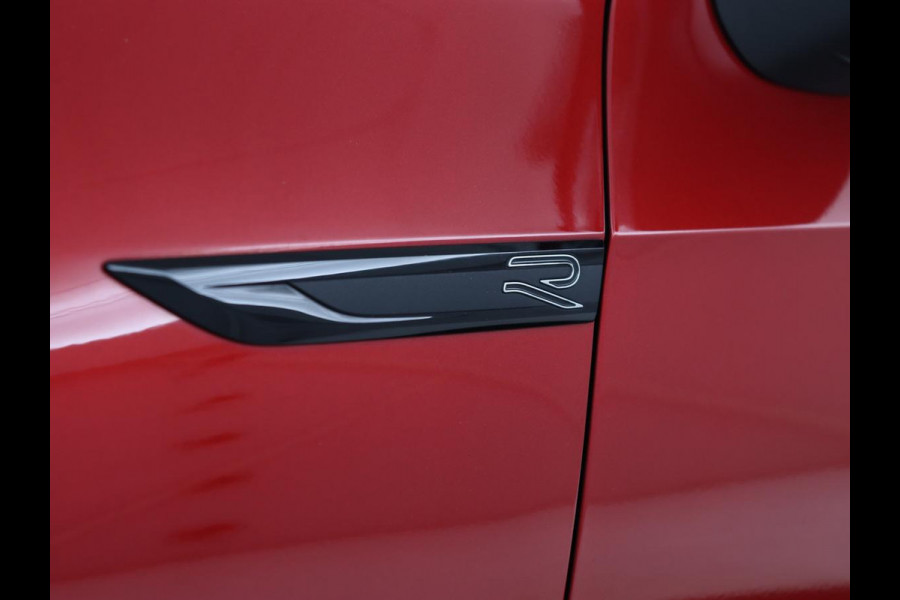 Volkswagen Golf 1.5 eTSI R-Line | Panoramadak | Camera | Keyless | Adaptive cruise | Sfeerverlichting | Carplay | Sportstoelen | Park Assist | Navigatie | Dodehoek detectie | Full LED