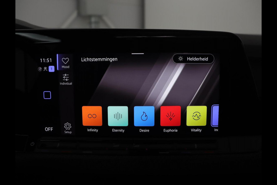 Volkswagen Golf 1.5 eTSI R-Line | Panoramadak | Camera | Keyless | Adaptive cruise | Sfeerverlichting | Carplay | Sportstoelen | Park Assist | Navigatie | Dodehoek detectie | Full LED