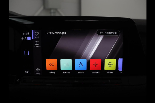 Volkswagen Golf 1.5 eTSI R-Line | Panoramadak | Camera | Keyless | Adaptive cruise | Sfeerverlichting | Carplay | Sportstoelen | Park Assist | Navigatie | Dodehoek detectie | Full LED