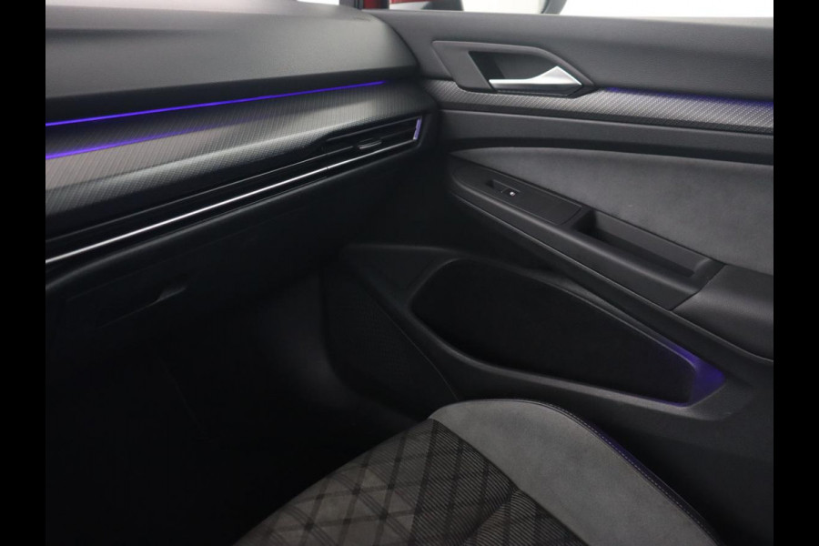 Volkswagen Golf 1.5 eTSI R-Line | Panoramadak | Camera | Keyless | Adaptive cruise | Sfeerverlichting | Carplay | Sportstoelen | Park Assist | Navigatie | Dodehoek detectie | Full LED