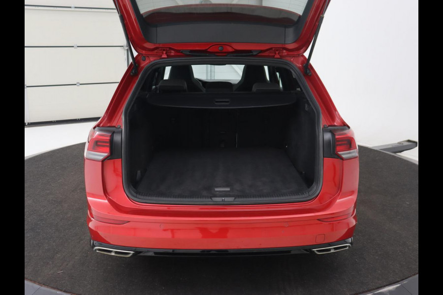 Volkswagen Golf 1.5 eTSI R-Line | Panoramadak | Camera | Keyless | Adaptive cruise | Sfeerverlichting | Carplay | Sportstoelen | Park Assist | Navigatie | Dodehoek detectie | Full LED