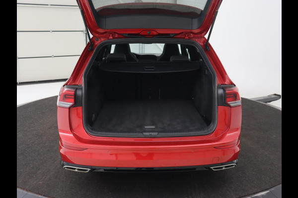 Volkswagen Golf 1.5 eTSI R-Line | Panoramadak | Camera | Keyless | Adaptive cruise | Sfeerverlichting | Carplay | Sportstoelen | Park Assist | Navigatie | Dodehoek detectie | Full LED
