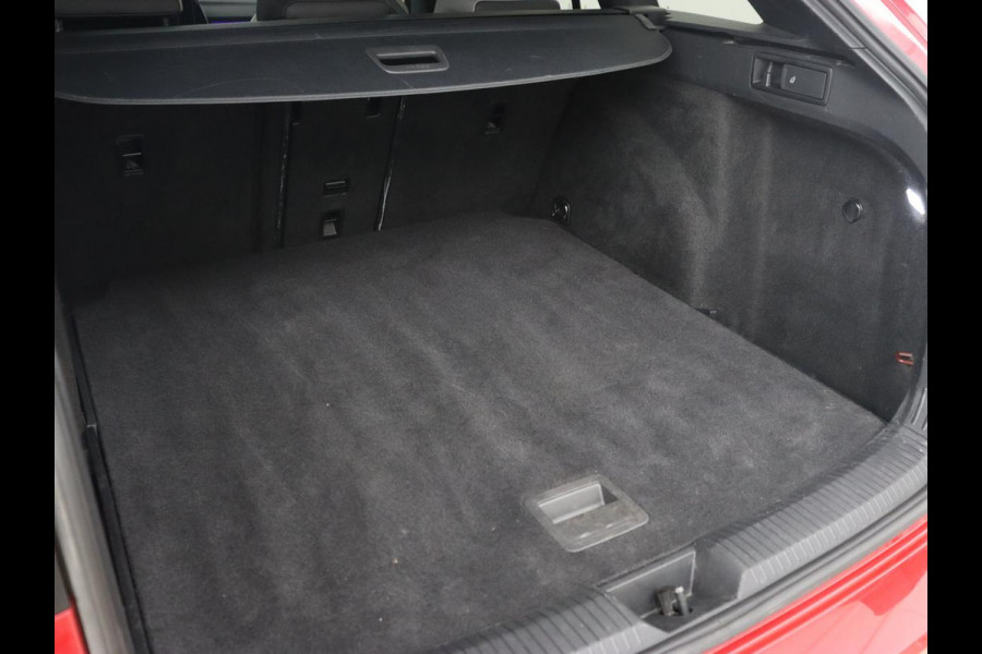 Volkswagen Golf 1.5 eTSI R-Line | Panoramadak | Camera | Keyless | Adaptive cruise | Sfeerverlichting | Carplay | Sportstoelen | Park Assist | Navigatie | Dodehoek detectie | Full LED