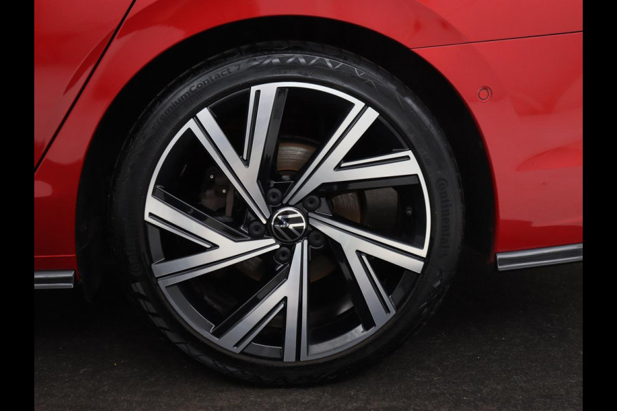 Volkswagen Golf 1.5 eTSI R-Line | Panoramadak | Camera | Keyless | Adaptive cruise | Sfeerverlichting | Carplay | Sportstoelen | Park Assist | Navigatie | Dodehoek detectie | Full LED