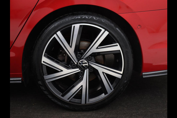 Volkswagen Golf 1.5 eTSI R-Line | Panoramadak | Camera | Keyless | Adaptive cruise | Sfeerverlichting | Carplay | Sportstoelen | Park Assist | Navigatie | Dodehoek detectie | Full LED