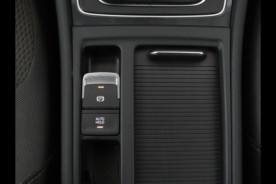 Volkswagen Golf 1.0 TSI Comfortline | Trekhaak | Carplay | Adaptive cruise | Navigatie | Climate control | Parkeerhulp | DAB | Regen-/lichtsensor