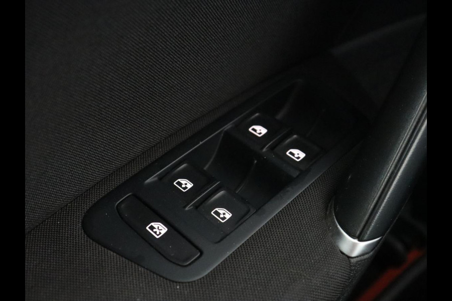 Volkswagen Golf 1.0 TSI Comfortline | Trekhaak | Carplay | Adaptive cruise | Navigatie | Climate control | Parkeerhulp | DAB | Regen-/lichtsensor