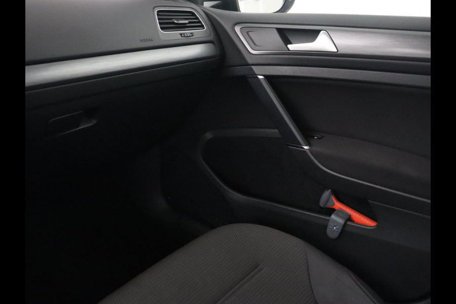Volkswagen Golf 1.0 TSI Comfortline | Trekhaak | Carplay | Adaptive cruise | Navigatie | Climate control | Parkeerhulp | DAB | Regen-/lichtsensor