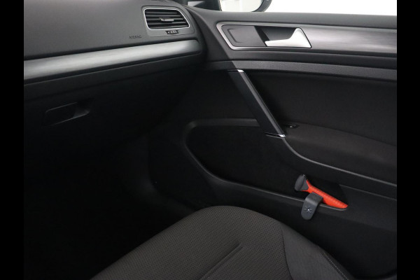 Volkswagen Golf 1.0 TSI Comfortline | Trekhaak | Carplay | Adaptive cruise | Navigatie | Climate control | Parkeerhulp | DAB | Regen-/lichtsensor