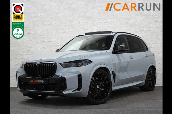 BMW X5 50e M-Perf. Seats | Achterasbesturing | Sky-Lounge Pano | M-Sport Pro | 360 Camera | ACC | Soft-Close | Carbon | Massage | Venti Leder-Individual | Head-Up | 4-Zone Clima | 22 inch | 2x Memory | Trekhaak | Harman-Kardon | Beker-Clima | Stoelverwarming V+A | Stuurverwarming | M-Gordels | Parfumering | Glaspook | ISO-Glas | Zonwering |