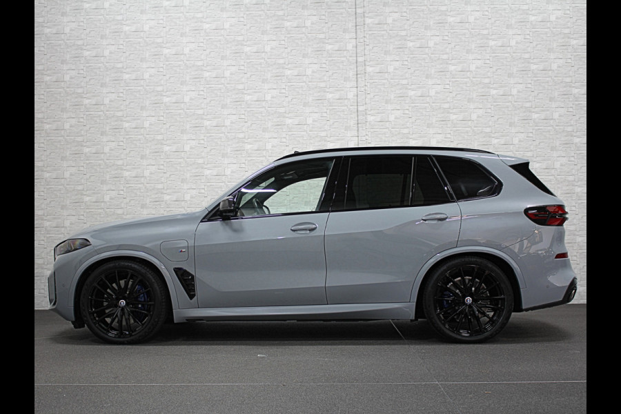 BMW X5 50e M-Perf. Seats | Achterasbesturing | Sky-Lounge Pano | M-Sport Pro | 360 Camera | ACC | Soft-Close | Carbon | Massage | Venti Leder-Individual | Head-Up | 4-Zone Clima | 22 inch | 2x Memory | Trekhaak | Harman-Kardon | Beker-Clima | Stoelverwarming V+A | Stuurverwarming | M-Gordels | Parfumering | Glaspook | ISO-Glas | Zonwering |