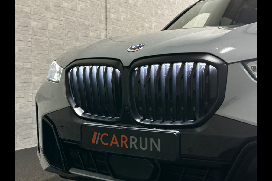 BMW X5 50e M-Perf. Seats | Achterasbesturing | Sky-Lounge Pano | M-Sport Pro | 360 Camera | ACC | Soft-Close | Carbon | Massage | Venti Leder-Individual | Head-Up | 4-Zone Clima | 22 inch | 2x Memory | Trekhaak | Harman-Kardon | Beker-Clima | Stoelverwarming V+A | Stuurverwarming | M-Gordels | Parfumering | Glaspook | ISO-Glas | Zonwering |