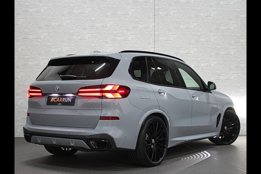 BMW X5 50e M-Perf. Seats | Achterasbesturing | Sky-Lounge Pano | M-Sport Pro | 360 Camera | ACC | Soft-Close | Carbon | Massage | Venti Leder-Individual | Head-Up | 4-Zone Clima | 22 inch | 2x Memory | Trekhaak | Harman-Kardon | Beker-Clima | Stoelverwarming V+A | Stuurverwarming | M-Gordels | Parfumering | Glaspook | ISO-Glas | Zonwering |