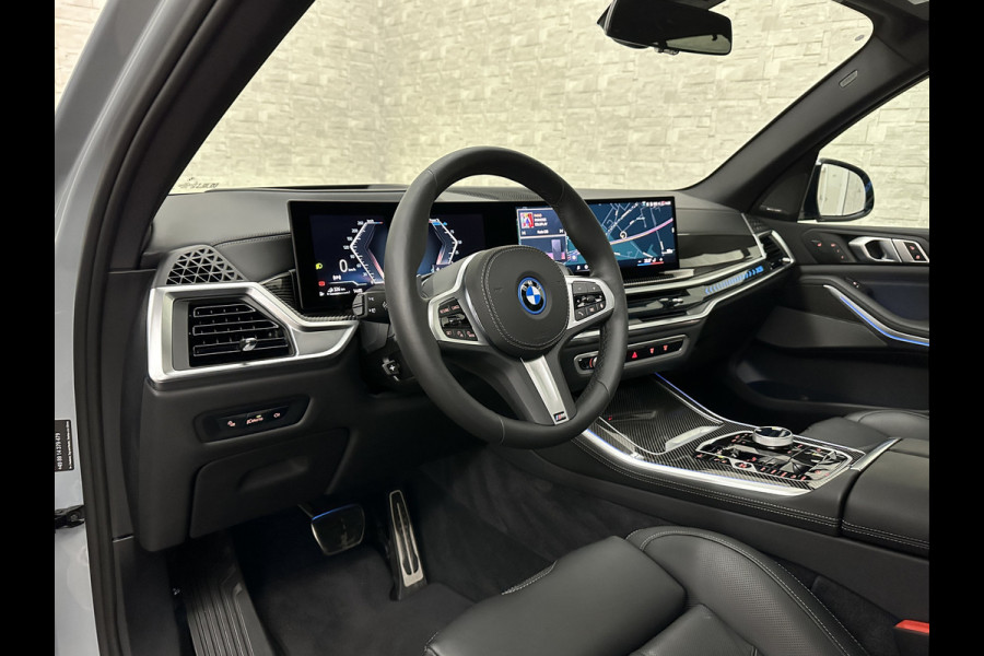 BMW X5 50e M-Perf. Seats | Achterasbesturing | Sky-Lounge Pano | M-Sport Pro | 360 Camera | ACC | Soft-Close | Carbon | Massage | Venti Leder-Individual | Head-Up | 4-Zone Clima | 22 inch | 2x Memory | Trekhaak | Harman-Kardon | Beker-Clima | Stoelverwarming V+A | Stuurverwarming | M-Gordels | Parfumering | Glaspook | ISO-Glas | Zonwering |