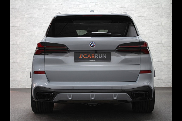 BMW X5 50e M-Perf. Seats | Achterasbesturing | Sky-Lounge Pano | M-Sport Pro | 360 Camera | ACC | Soft-Close | Carbon | Massage | Venti Leder-Individual | Head-Up | 4-Zone Clima | 22 inch | 2x Memory | Trekhaak | Harman-Kardon | Beker-Clima | Stoelverwarming V+A | Stuurverwarming | M-Gordels | Parfumering | Glaspook | ISO-Glas | Zonwering |