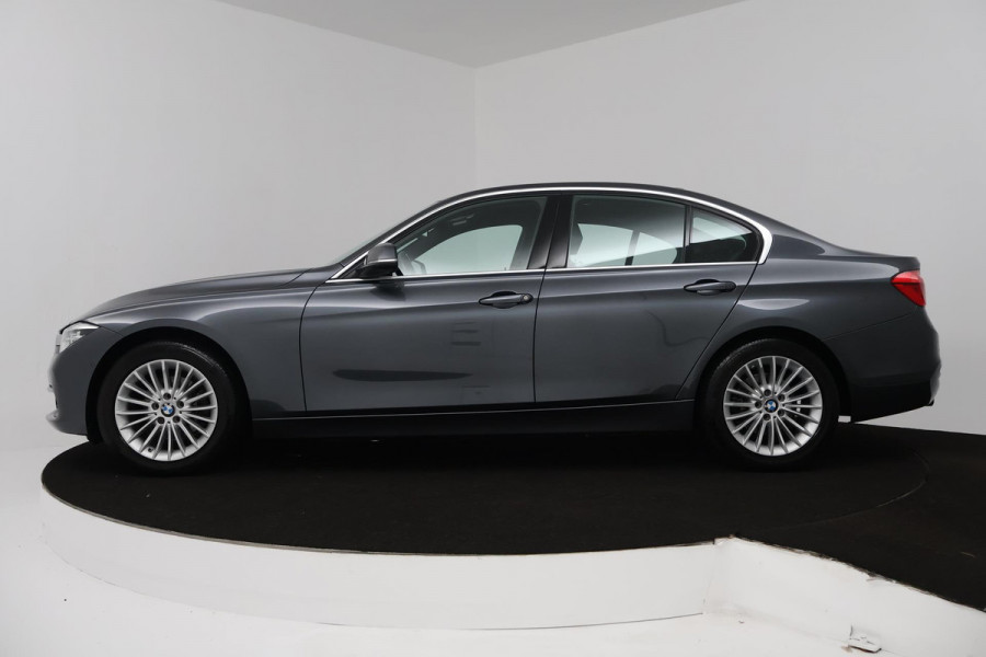 BMW 3 Serie 318i Luxury Edition (NAVIGATIE, STOELVERWARMING, TREKHAAK AFNEEMBAAR, CAMERA, SPORTSTOELEN)