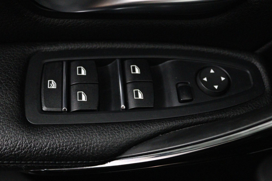 BMW 3 Serie 318i Luxury Edition (NAVIGATIE, STOELVERWARMING, TREKHAAK AFNEEMBAAR, CAMERA, SPORTSTOELEN)