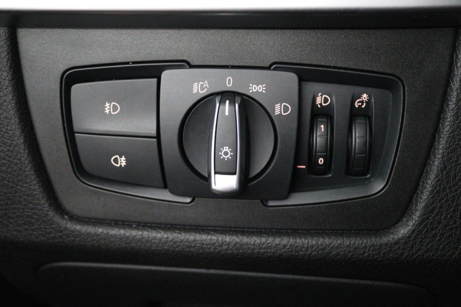 BMW 3 Serie 318i Luxury Edition (NAVIGATIE, STOELVERWARMING, TREKHAAK AFNEEMBAAR, CAMERA, SPORTSTOELEN)