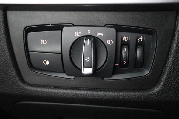 BMW 3 Serie 318i Luxury Edition (NAVIGATIE, STOELVERWARMING, TREKHAAK AFNEEMBAAR, CAMERA, SPORTSTOELEN)