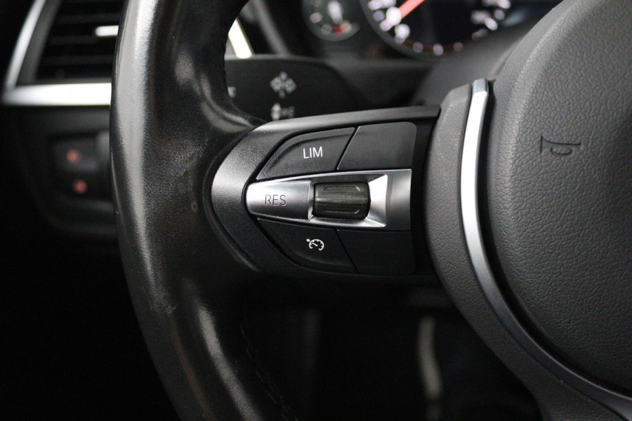 BMW 3 Serie 318i Luxury Edition (NAVIGATIE, STOELVERWARMING, TREKHAAK AFNEEMBAAR, CAMERA, SPORTSTOELEN)