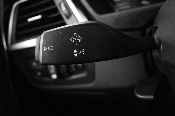 BMW 3 Serie 318i Luxury Edition (NAVIGATIE, STOELVERWARMING, TREKHAAK AFNEEMBAAR, CAMERA, SPORTSTOELEN)
