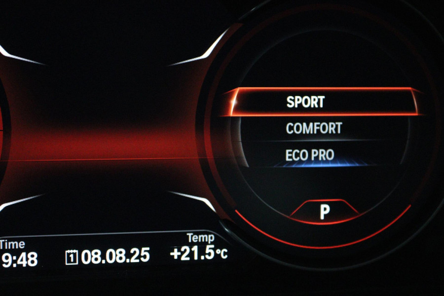 BMW 3 Serie 318i Luxury Edition (NAVIGATIE, STOELVERWARMING, TREKHAAK AFNEEMBAAR, CAMERA, SPORTSTOELEN)
