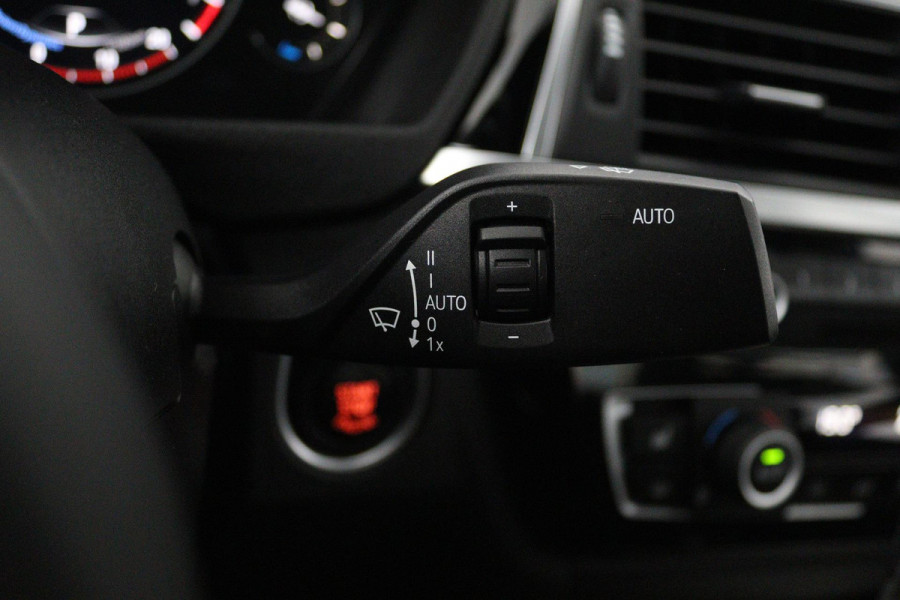 BMW 3 Serie 318i Luxury Edition (NAVIGATIE, STOELVERWARMING, TREKHAAK AFNEEMBAAR, CAMERA, SPORTSTOELEN)