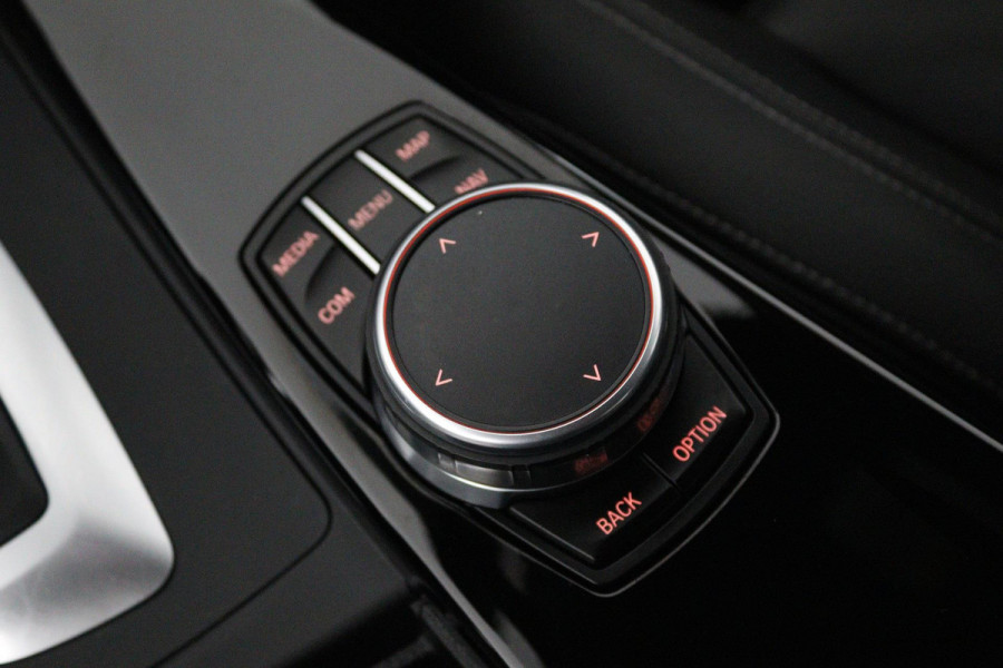 BMW 3 Serie 318i Luxury Edition (NAVIGATIE, STOELVERWARMING, TREKHAAK AFNEEMBAAR, CAMERA, SPORTSTOELEN)