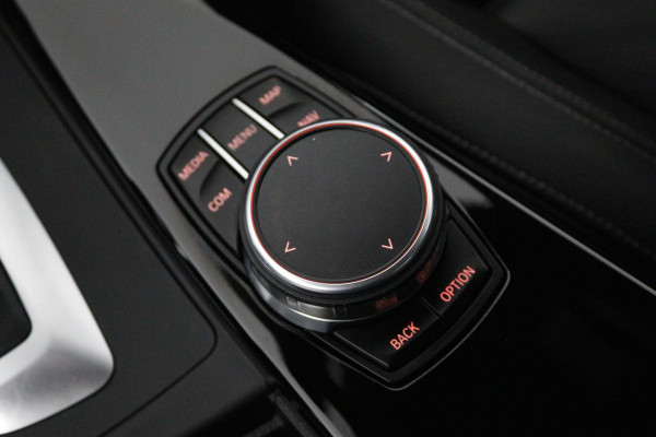BMW 3 Serie 318i Luxury Edition (NAVIGATIE, STOELVERWARMING, TREKHAAK AFNEEMBAAR, CAMERA, SPORTSTOELEN)