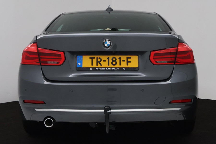 BMW 3 Serie 318i Luxury Edition (NAVIGATIE, STOELVERWARMING, TREKHAAK AFNEEMBAAR, CAMERA, SPORTSTOELEN)