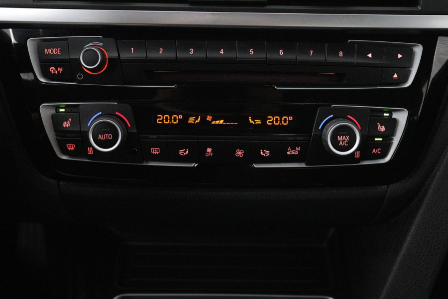 BMW 3 Serie 318i Luxury Edition (NAVIGATIE, STOELVERWARMING, TREKHAAK AFNEEMBAAR, CAMERA, SPORTSTOELEN)