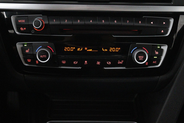 BMW 3 Serie 318i Luxury Edition (NAVIGATIE, STOELVERWARMING, TREKHAAK AFNEEMBAAR, CAMERA, SPORTSTOELEN)