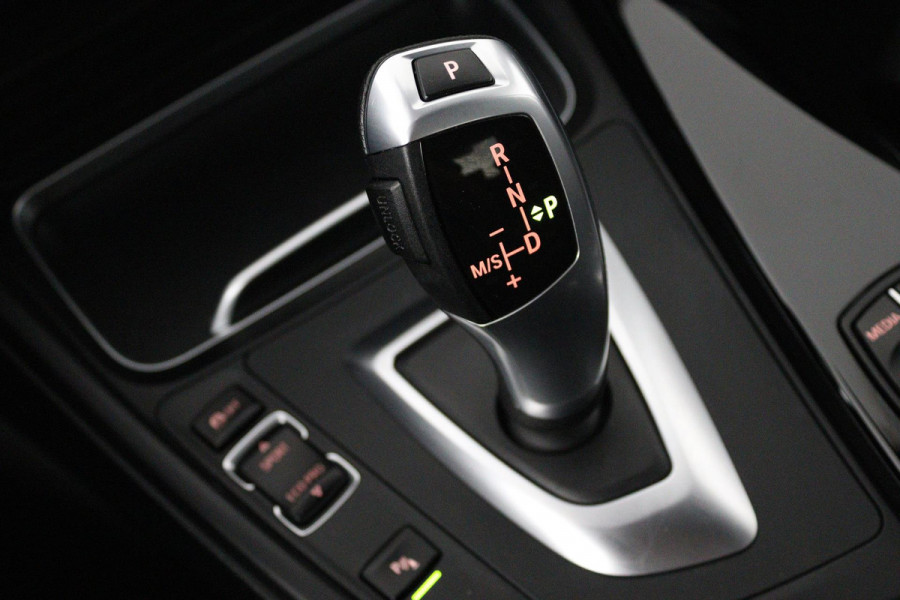 BMW 3 Serie 318i Luxury Edition (NAVIGATIE, STOELVERWARMING, TREKHAAK AFNEEMBAAR, CAMERA, SPORTSTOELEN)