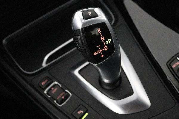 BMW 3 Serie 318i Luxury Edition (NAVIGATIE, STOELVERWARMING, TREKHAAK AFNEEMBAAR, CAMERA, SPORTSTOELEN)