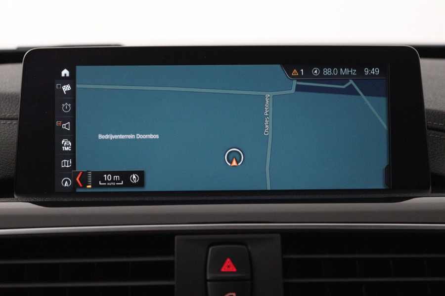 BMW 3 Serie 318i Luxury Edition (NAVIGATIE, STOELVERWARMING, TREKHAAK AFNEEMBAAR, CAMERA, SPORTSTOELEN)