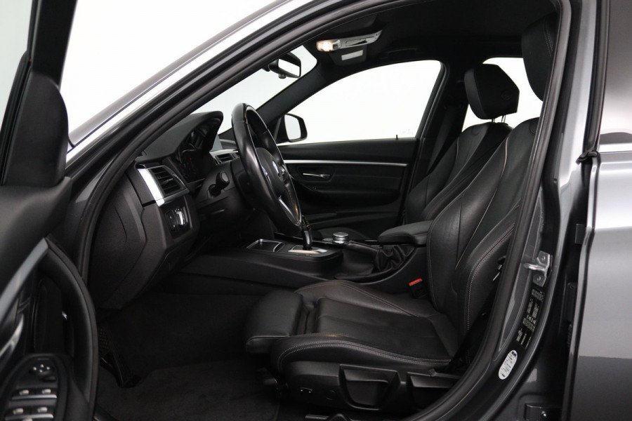 BMW 3 Serie 318i Luxury Edition (NAVIGATIE, STOELVERWARMING, TREKHAAK AFNEEMBAAR, CAMERA, SPORTSTOELEN)