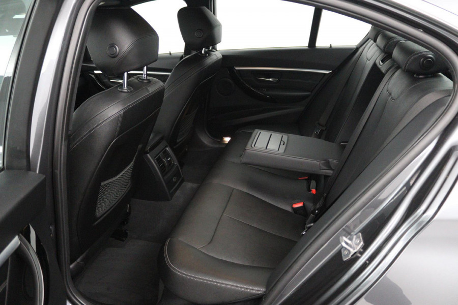 BMW 3 Serie 318i Luxury Edition (NAVIGATIE, STOELVERWARMING, TREKHAAK AFNEEMBAAR, CAMERA, SPORTSTOELEN)